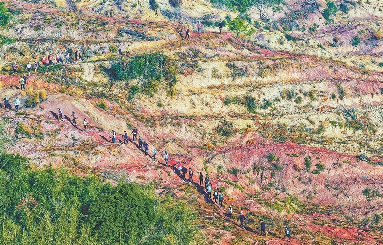 选手们在丹霞地貌中奔跑前行，感受古村自然风光。