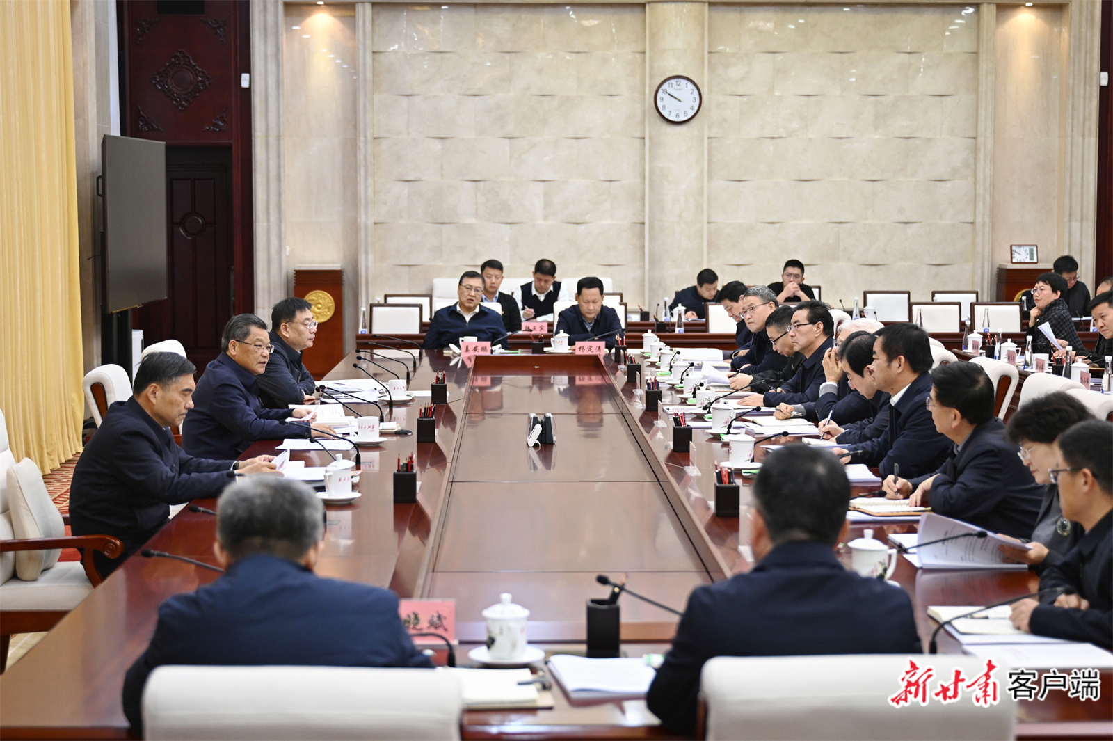 1月6日，省政府举行座谈会，听取民主党派省委会、省工商联负责同志和无党派人士代表对《政府工作报告（征求意见稿）》和“十五五”规划《纲要草案》的意见建议，省委副书记、省长任振鹤出席并讲话。新甘肃&middot;甘肃日报记者　盛学卿