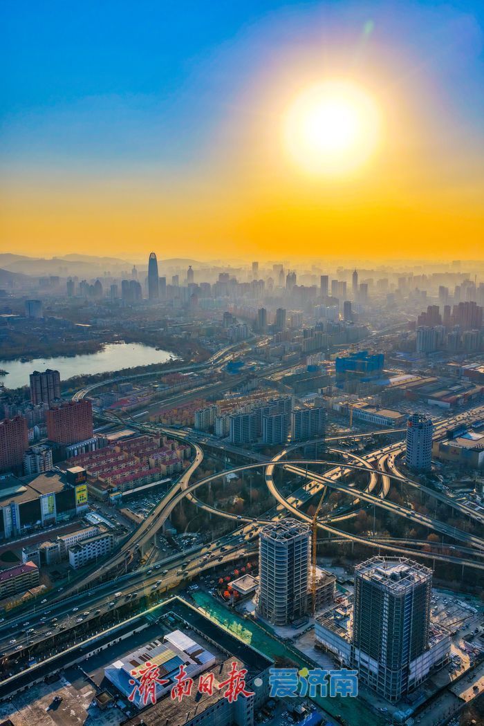 落日熔金染泉城