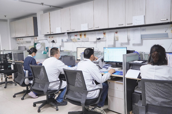 急诊科医生工作中