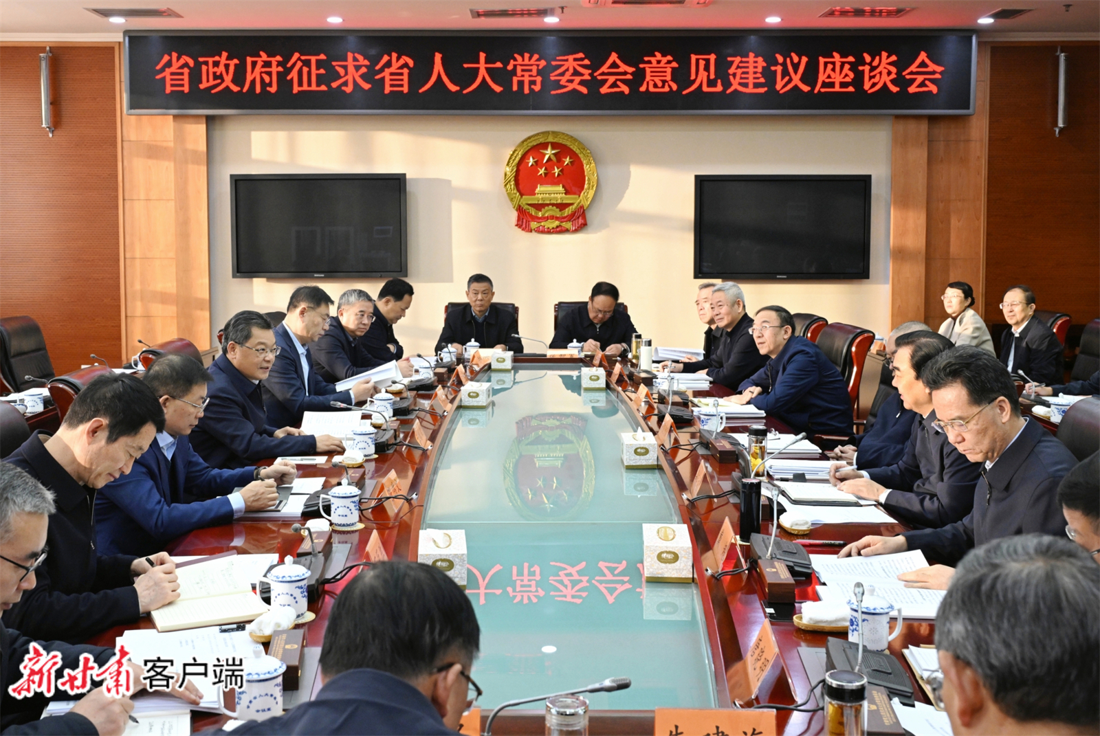 1月8日，省委副书记、省长任振鹤来到省人大常委会机关座谈，征求对《政府工作报告（征求意见稿）》和“十五五”规划《纲要草案》的意见建议。新甘肃&middot;甘肃日报记者　盛学卿