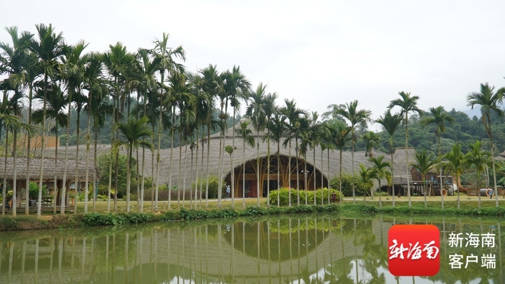 毛纳村的宝山竹屋。记者 余育桑 摄