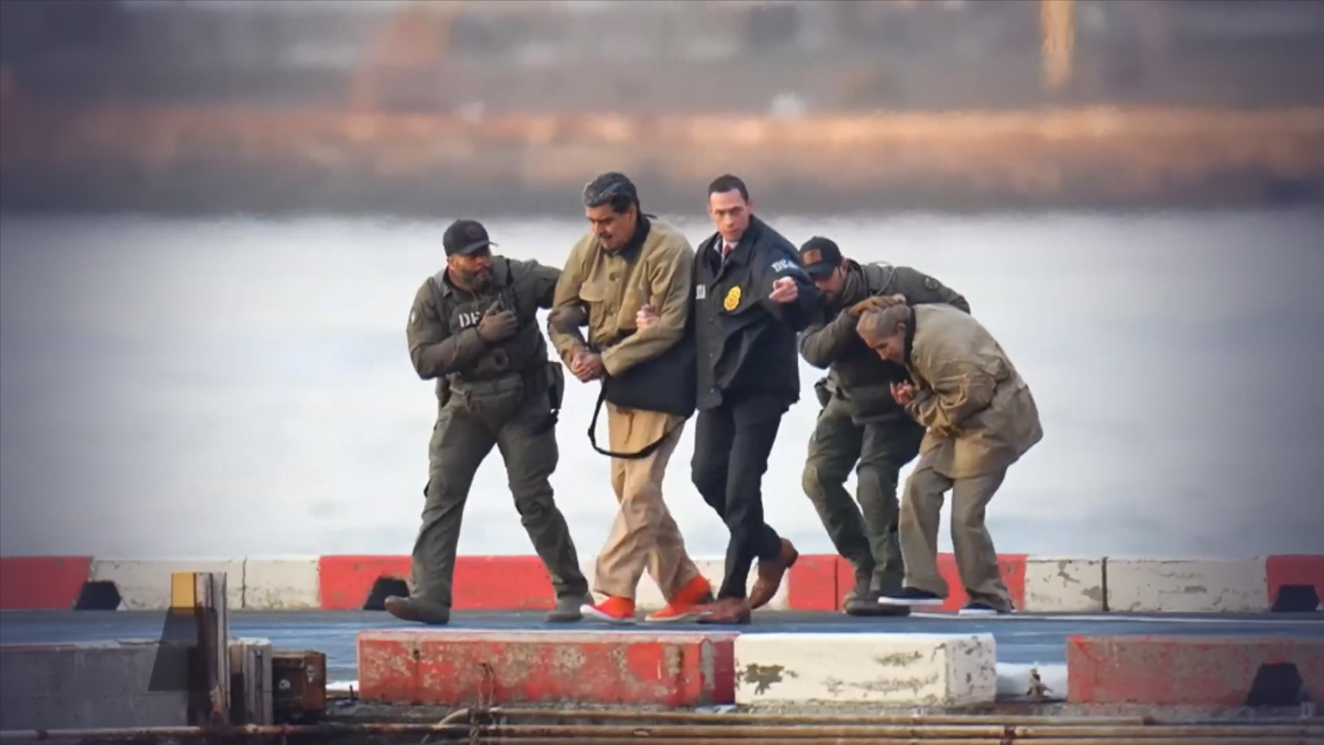 马杜罗被押送时一瘸一拐，几乎跪着爬上车，律师：他妻子在美军袭击时受重伤，肋骨可能骨折