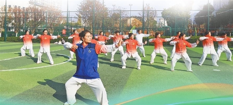 万载县社会体育指导员胡秋平指导大家练习八段锦。