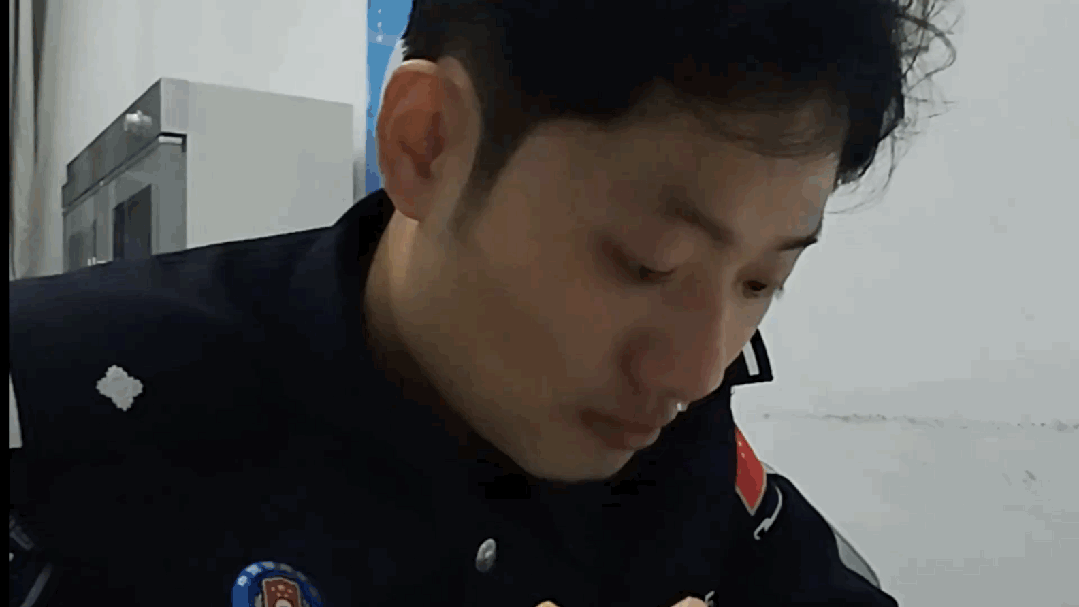 吃到爸爸亲手做的辣椒炒肉，民警郭玉龙顿时难忍泪水。