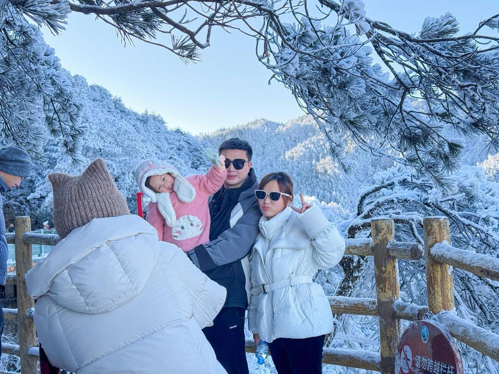 游客在明月山青云栈道合影留念。