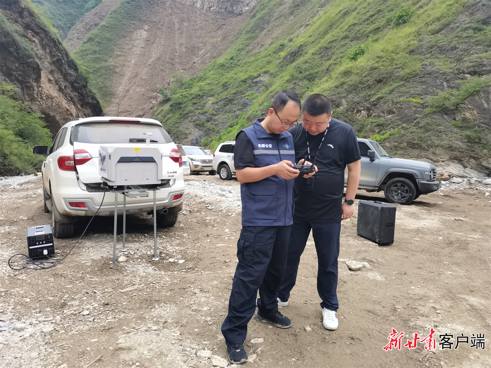 在应急抢险任务中，王雪龙（右）与同事借助无人机查看周围环境。（文中图片均由受访者提供）