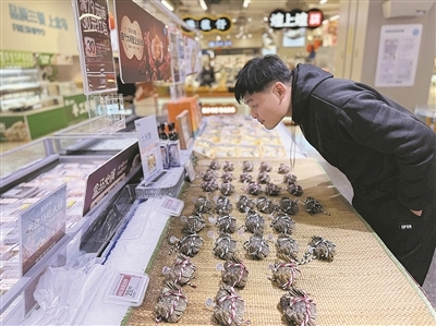 商超的大闸蟹被整齐码放在展台上