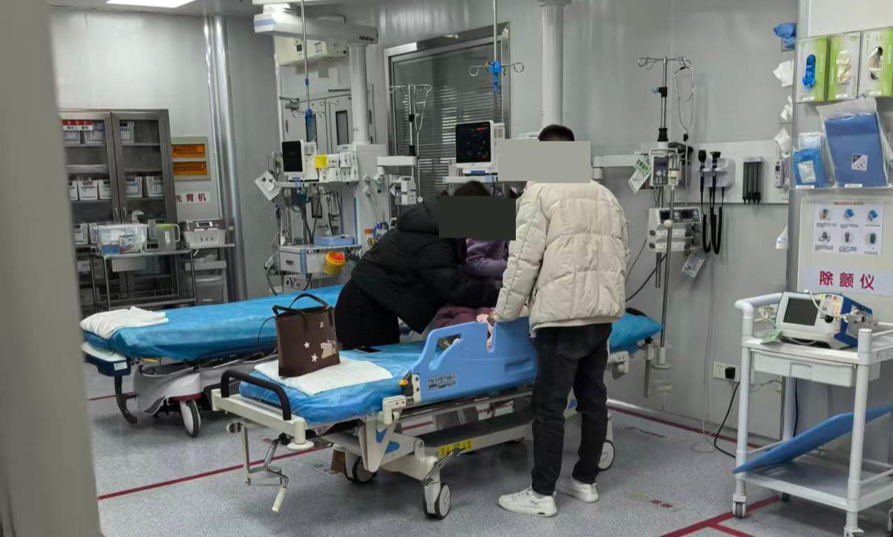 “你不要挂电话，沿着珞狮路高架直走，我在前面下桥的地方等你……”征得家属同意后，胡磊迅速调整护送路线，“你跟着我的摩托车，走最右边的车道，注意安全。”“这段路有点堵，别着急。”“前面路口要左拐了，跟上跟上。”为了让求助车辆紧跟带路警车，整个护送过程中，胡磊一直与李先生保持通话，耐心引导求助车辆。