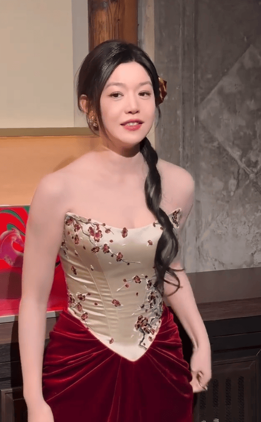 陈妍希对着镜头浅浅微笑。