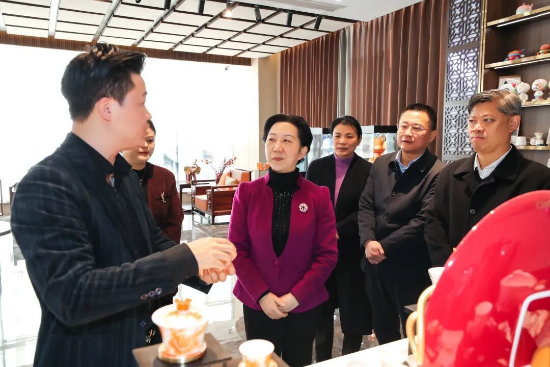 胡雪梅在辰天陶瓷调研。（全媒体记者 刘定远 摄）