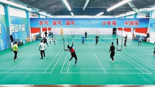 1月5日，在邢台市信都区晶牛文化创意园羽毛球馆里，市民正在打羽毛球。 本报记者 吕若汐摄