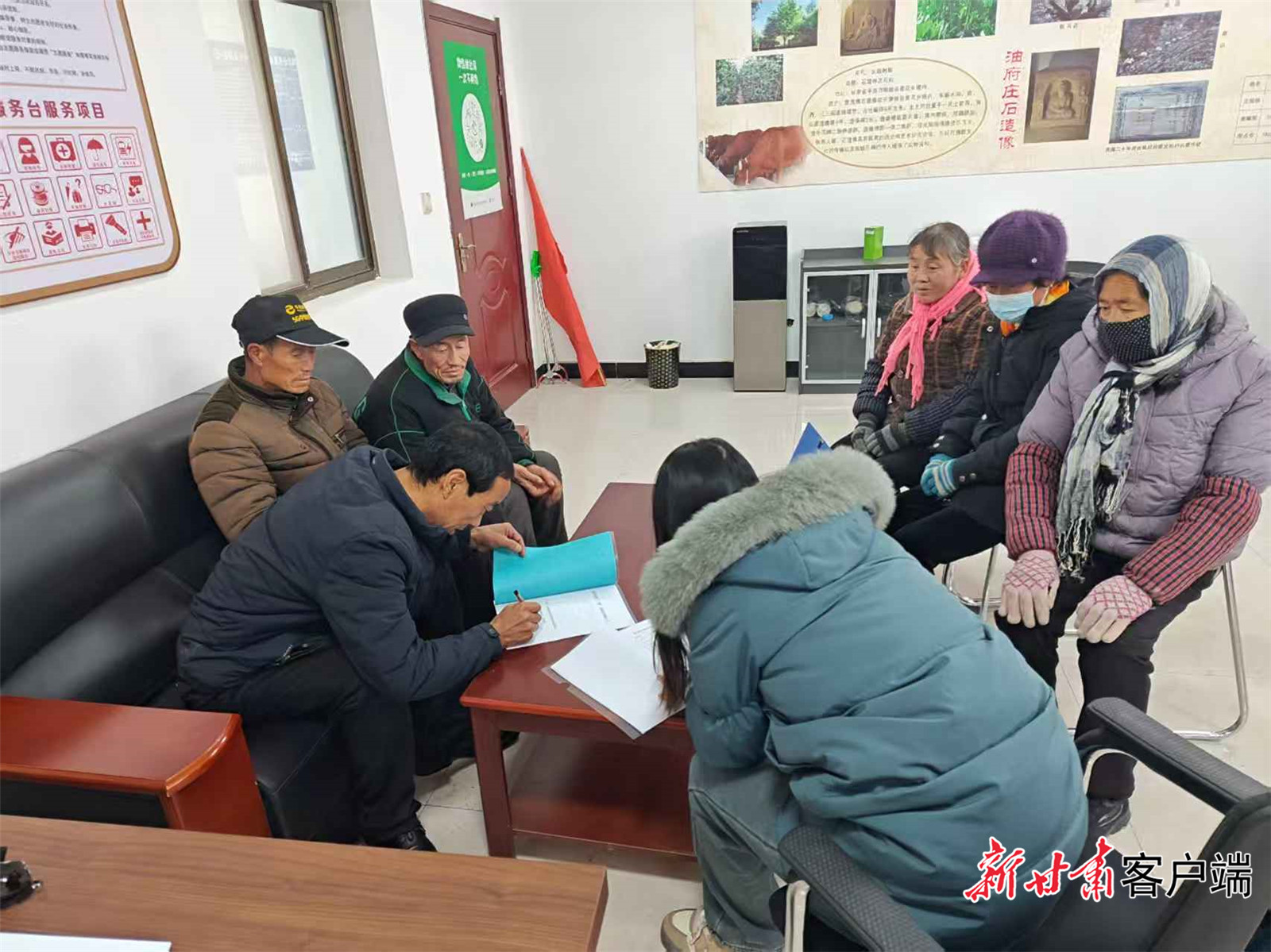 崇信县黄花乡油府庄村委会向村集体经济组织移交资产 本文图片除署名外均由平凉市农业农村局提供