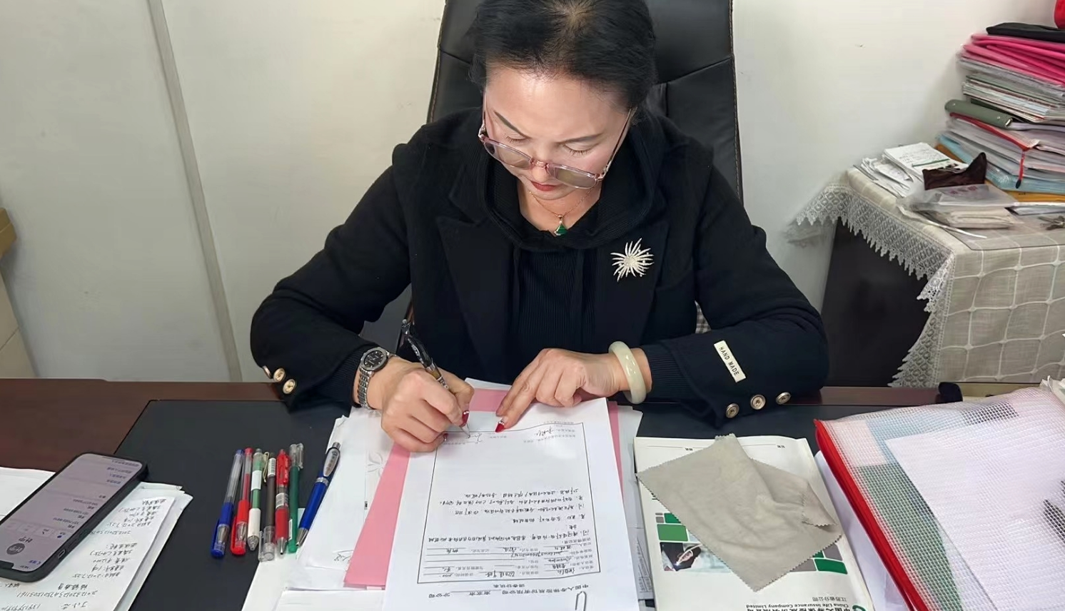 图：张有仙整理完善客户调查问卷