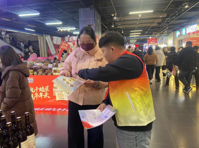宁晋县零工市场走进超市开展“暖民心 送岗位”活动