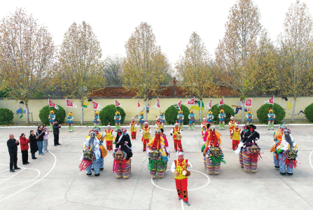 高跷走兽表演团与“青春版”小走兽团队齐聚共演，传统技艺在传承中焕发新活力。