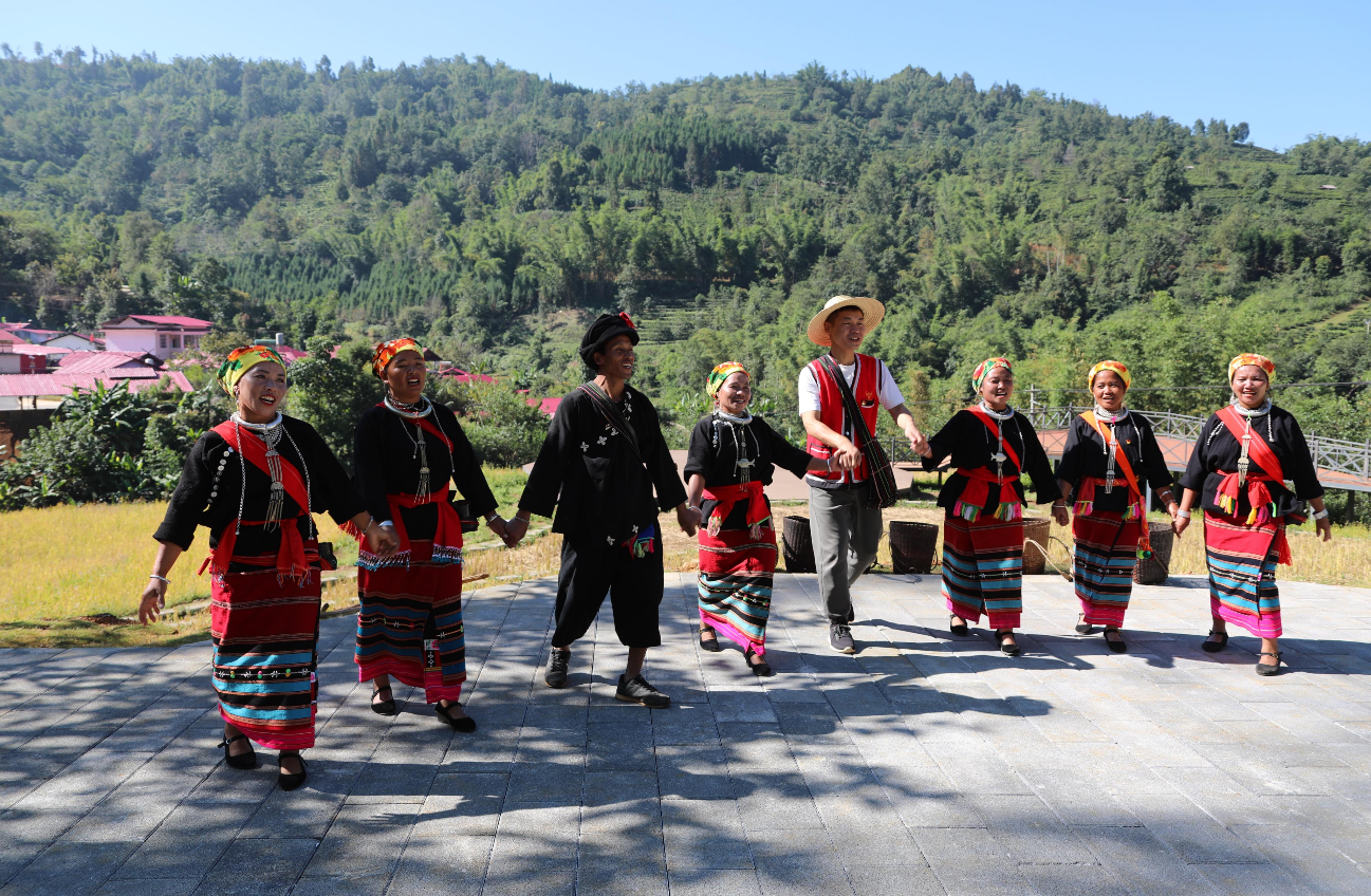 图：刘圣伟（右4）与当地村民共唱幸福歌