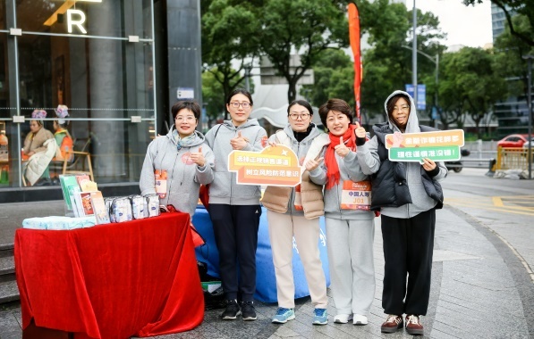 中国人寿寿险宁波市分公司助力宁波罗城  迎新欢乐跑，共绘健康活力新画卷
