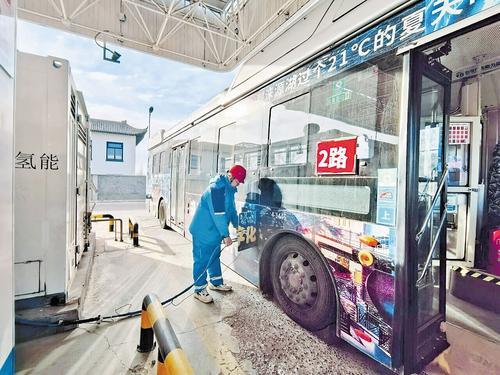 1月4日，在张家口市交投氢能新能源科技有限公司创坝加氢站，工作人员正在给公交车加氢。 本报记者 刘雅静摄