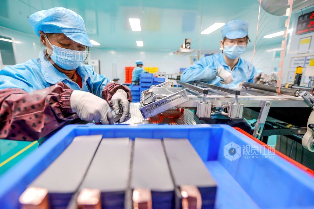 2026年1月4日，在江西省吉安市峡江县工业园区一家企业车间内，工人在生产新能源电池。