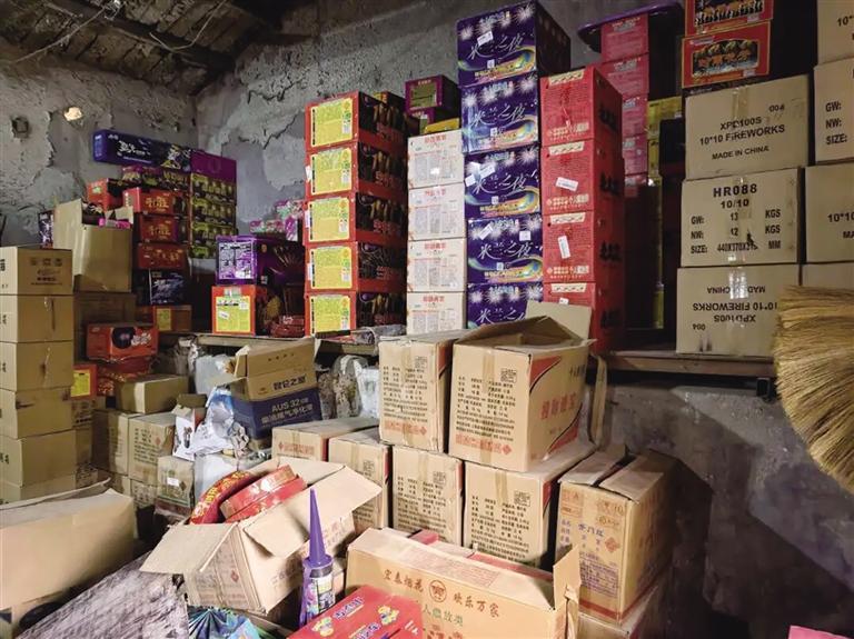 烟花爆竹杂乱堆放