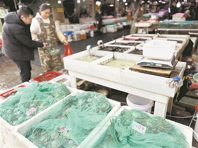 市民选购螃蟹