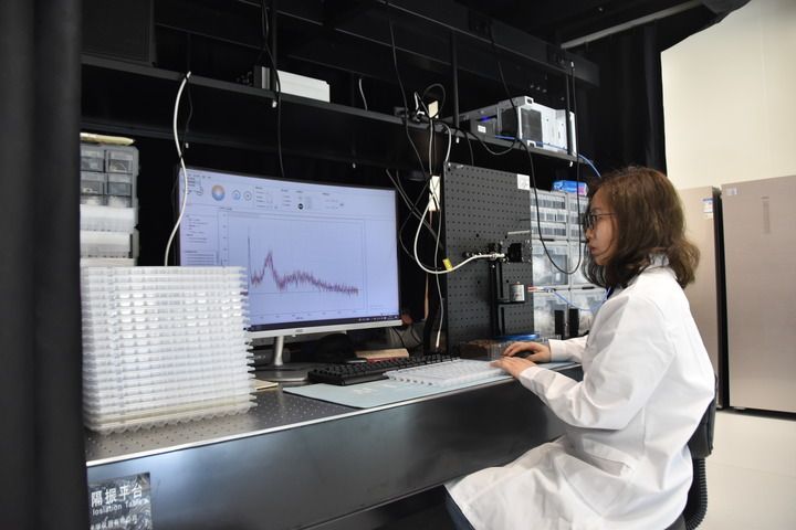 4月25日，岳麓山实验室的研究人员在采集种子光谱数据。新华社记者白田田 摄