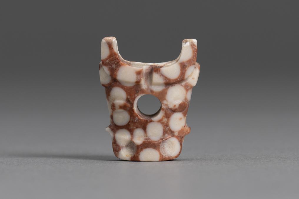 这是长春遗址出土的石牛首形饰。(陕西省考古研究院供图)