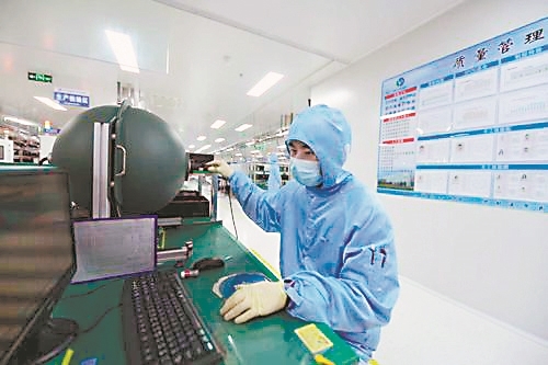 1月6日，位于南昌高新区的晶能光电股份有限公司生产车间内，来昌就业的青年人才正在操作智能设备，对产品进行检测。（图片由南昌高新区融媒体中心提供）