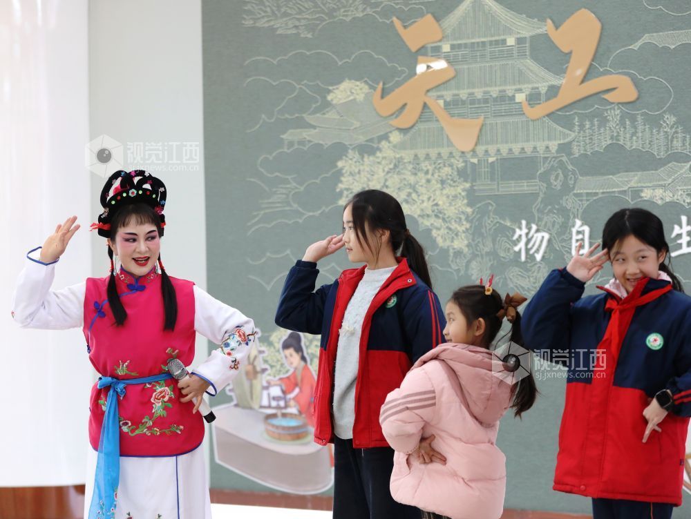 2025年12月31日，江西省分宜县文化馆组织非物质文化遗产项目传承人走进分宜县第二中心小学开展“非遗进校园 文共传承”活动，让学生们“零距离”体验采茶戏、竹编、剪纸、药香等非遗技艺，感受优秀传统文化的独特魅力。