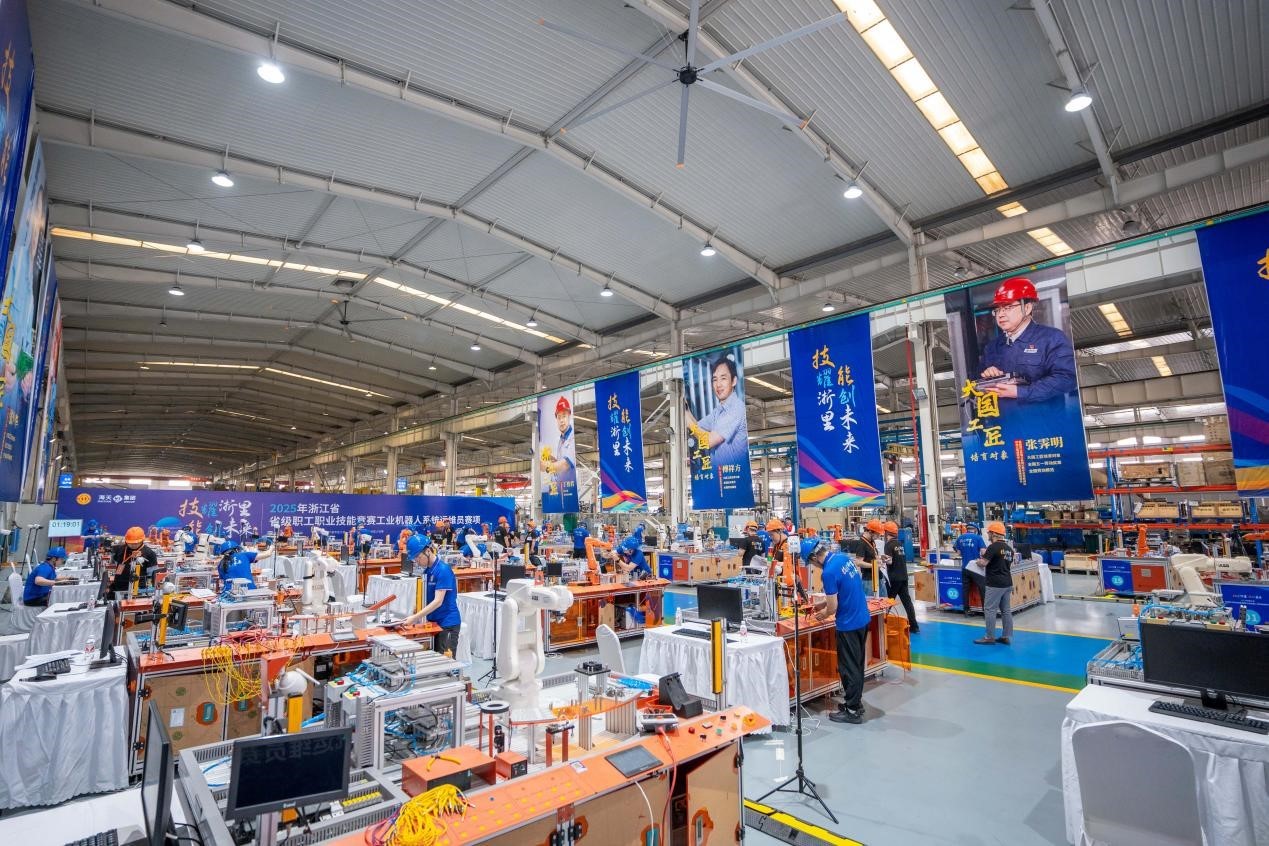 图为2025年省百场职工职业技能竞赛集中开赛活动在小港举行