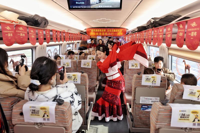 车厢内举行欢庆活动 通讯员 刘松霖摄