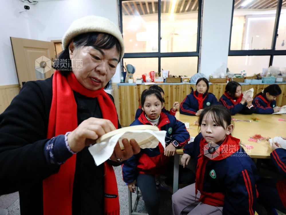 江西分宜:夏布刺绣进校园(图)