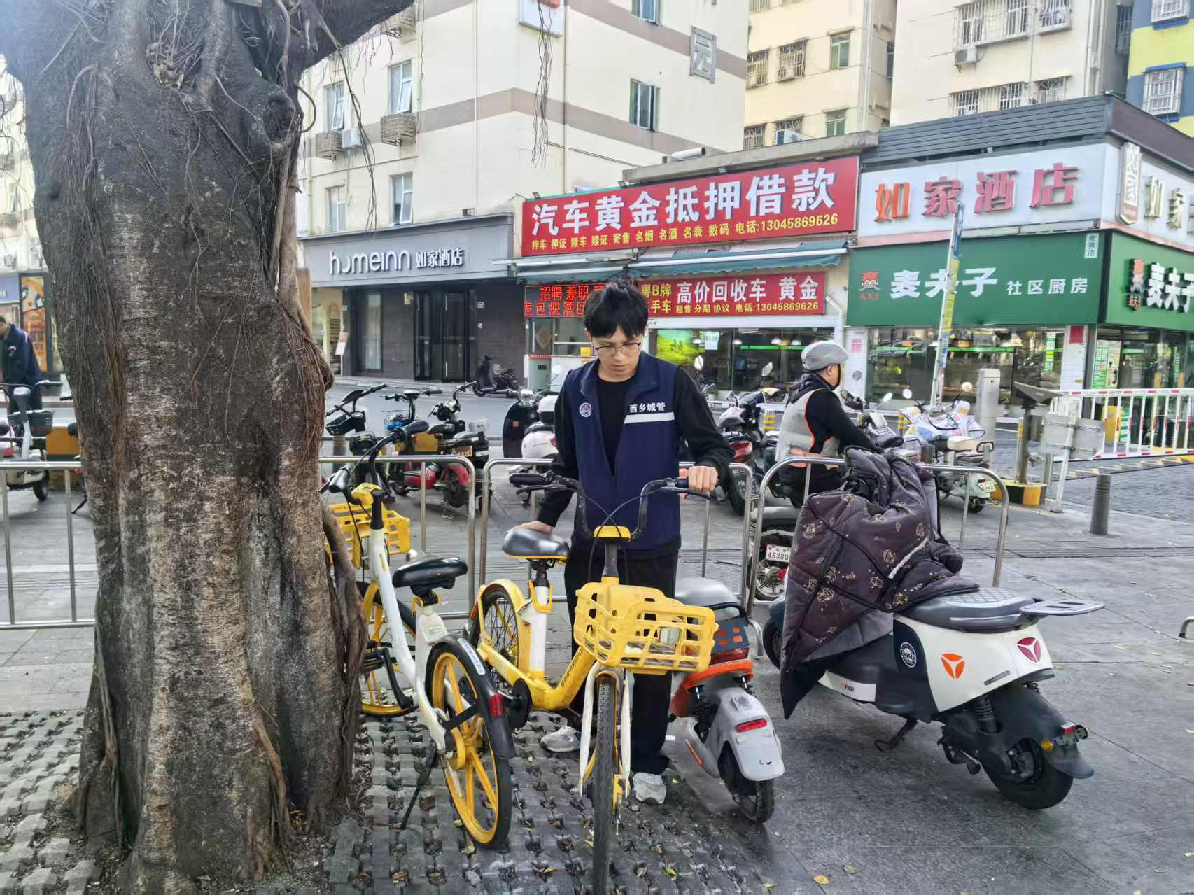 西乡街道整治“最后一公里”乱象 守护地铁站口文明秩序——河西社区开展共享单车、电单车专项整治行动