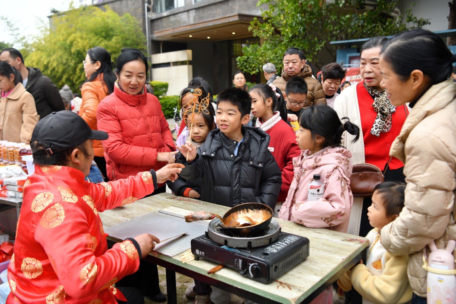 小朋友领取糖画。