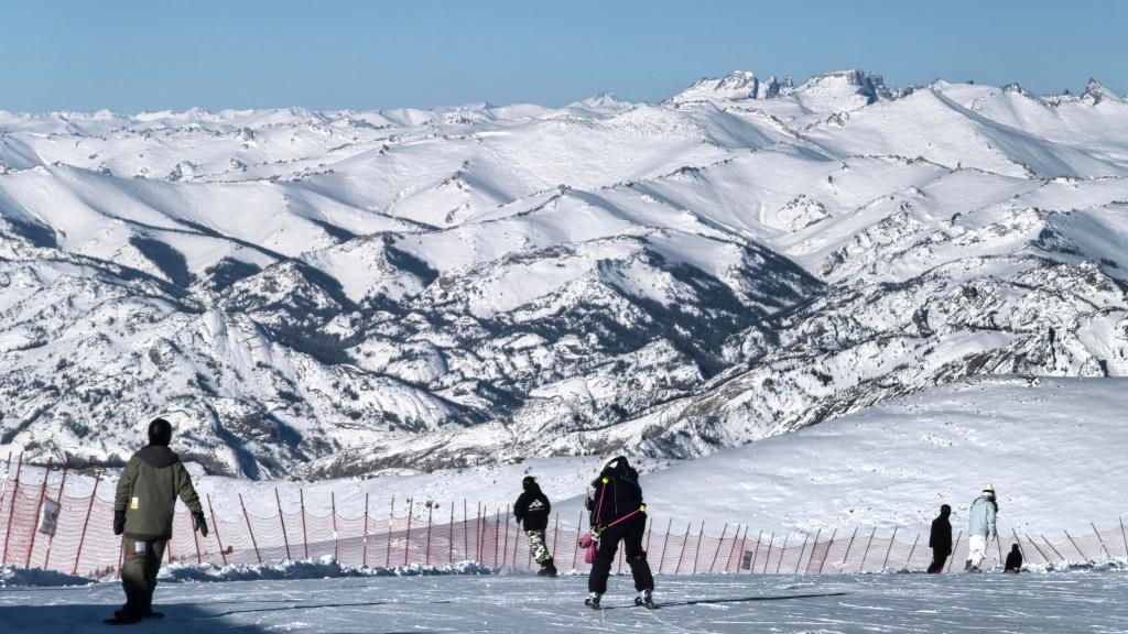 12月23日，游客在可可托海国际滑雪度假区滑雪。新华社记者 王立明 摄