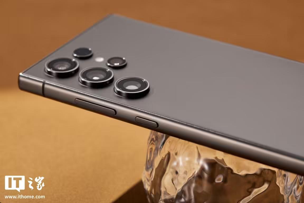 三星Galaxy S24 Ultra黑色款手机侧面与摄像头模组特写，展示按键和镜头。