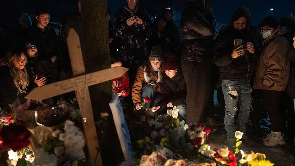 人物丨写诗拿过奖，被美国移民局特工当街枪杀的女子是恐怖分子吗？