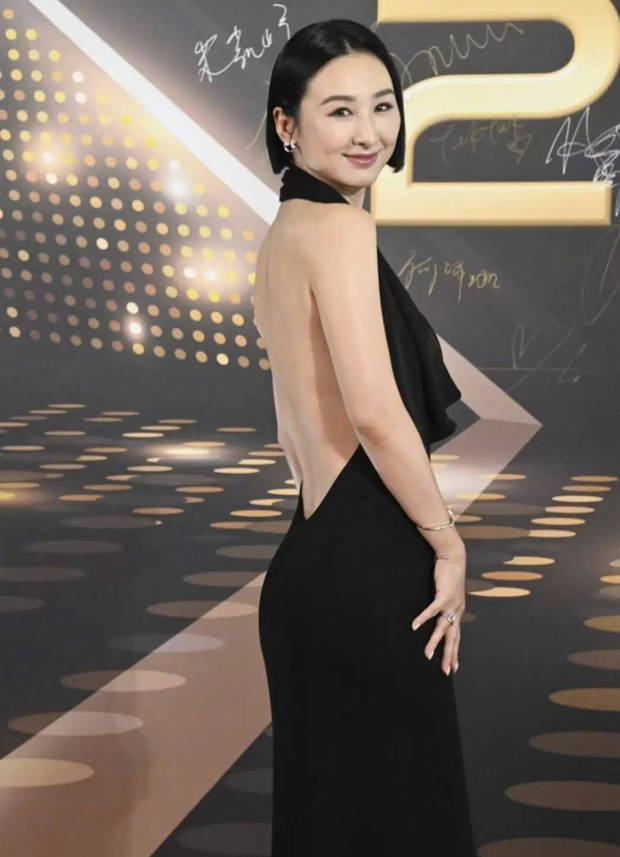 高海宁穿黑色露背长裙秀好身材。