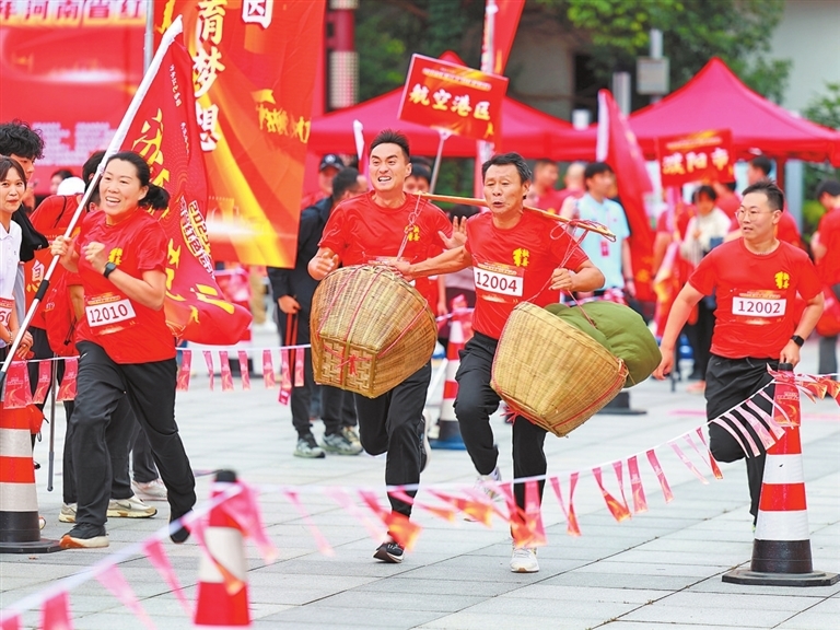 河南省红色运动会在信阳开幕。胡斌 摄