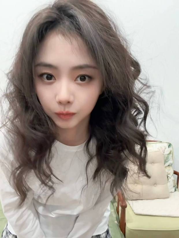 搜狐娱乐讯 1月8日，谭松韵工作室公开一组谭松韵的日常随拍，照片里的她卷发造型慵懒可爱，对镜比耶灵动自然。