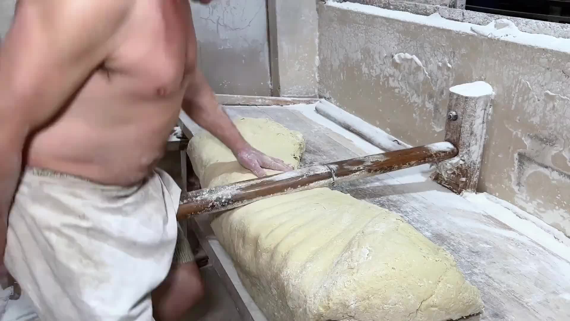 泰州大哥一年四季光膀子跳面，祖传4辈不用机器