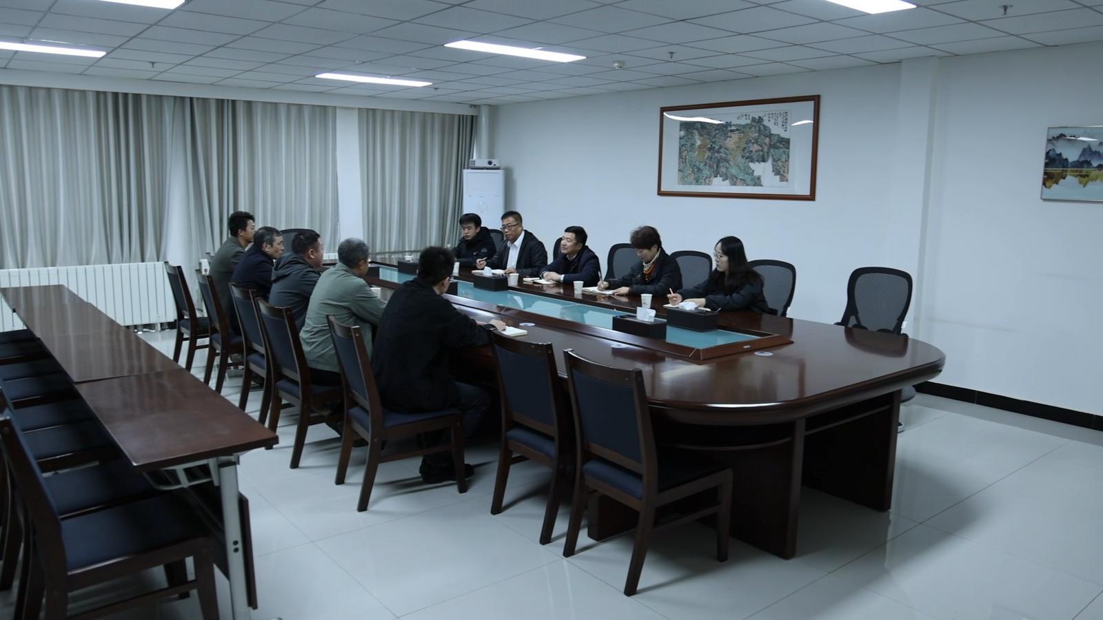 △政务服务中心和金昌经开区相关部门主动牵线，召集多家银行召开专题讨论会。