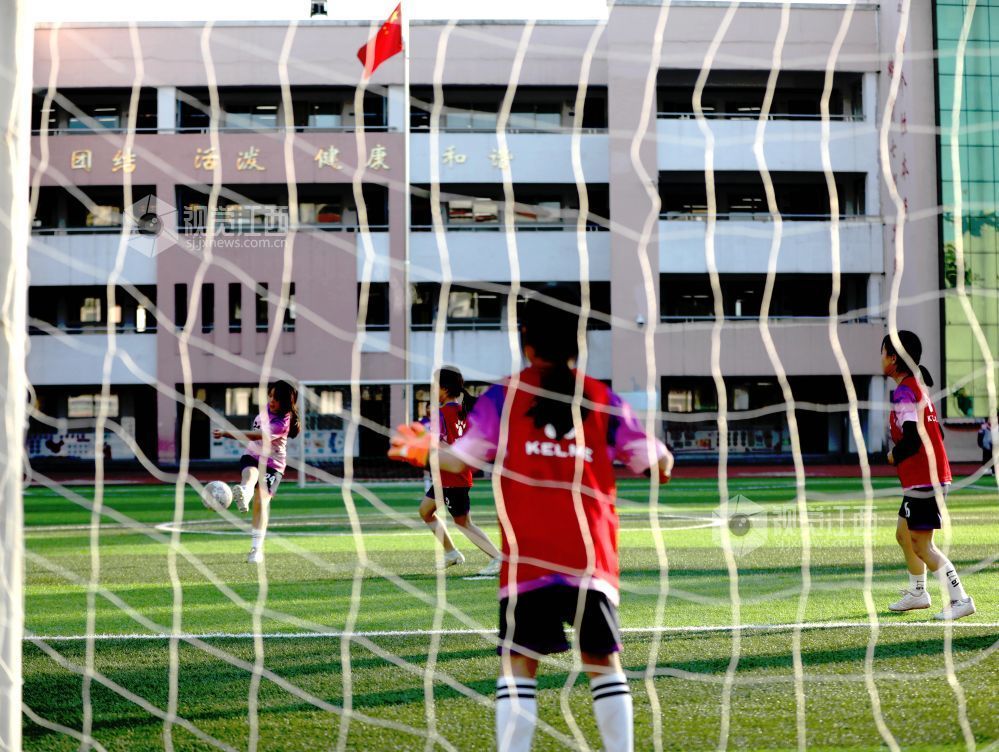 江西分宜：女子足球训练忙（图）