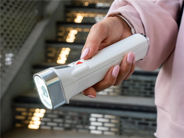 CES惊现2000元手电筒：可录视频、语音通话