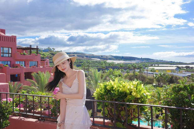 景甜穿白色吊带裙，气质清新靓丽。