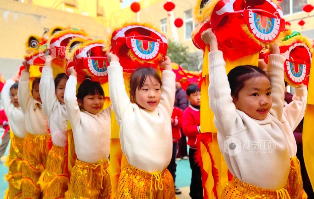 小朋友在幼儿园内舞龙舞狮，喜迎新年到来。