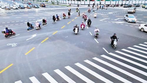 近日，石家庄市胜利大街与中山路交口，实施非机动车路口一次左转航拍图。 石家庄市交管局供图