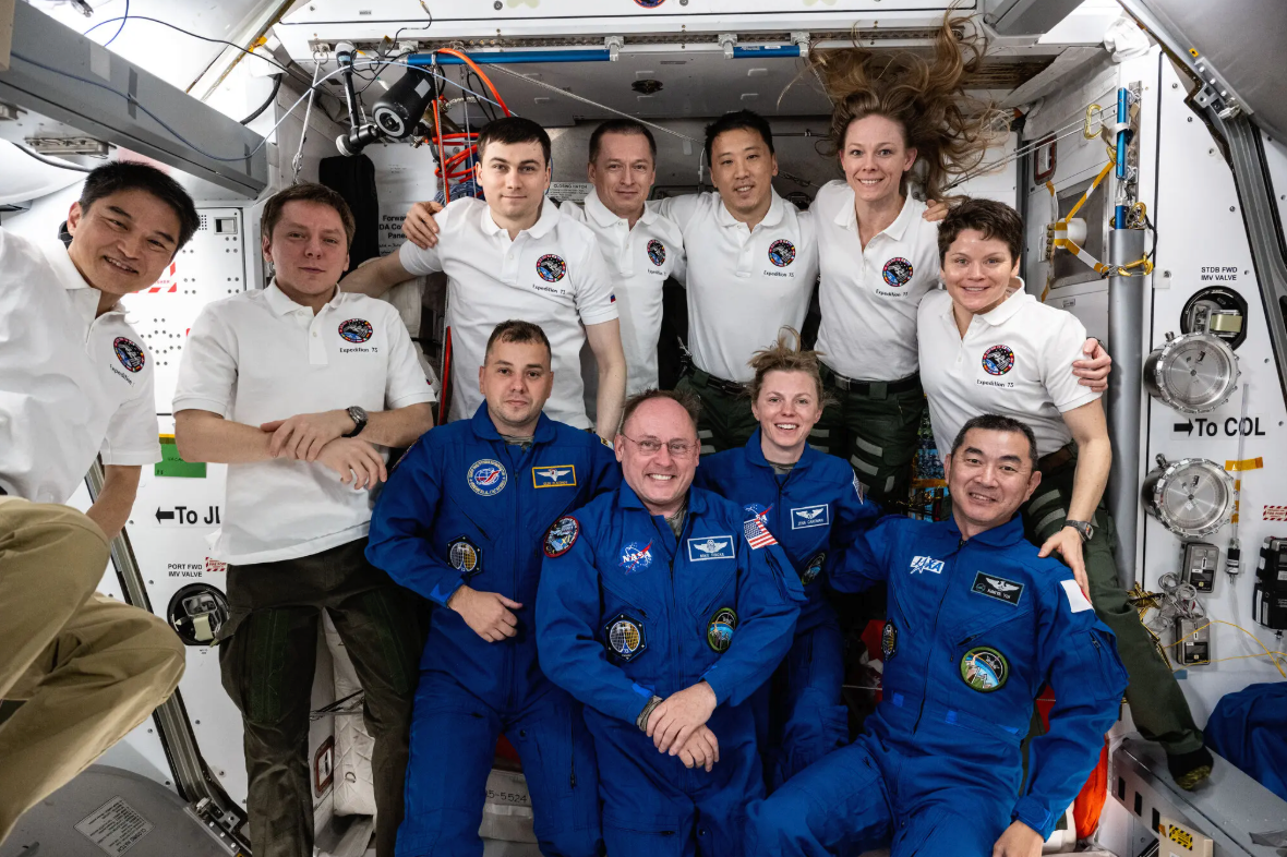 Crew-11四名宇航员(蓝色)将提前返航