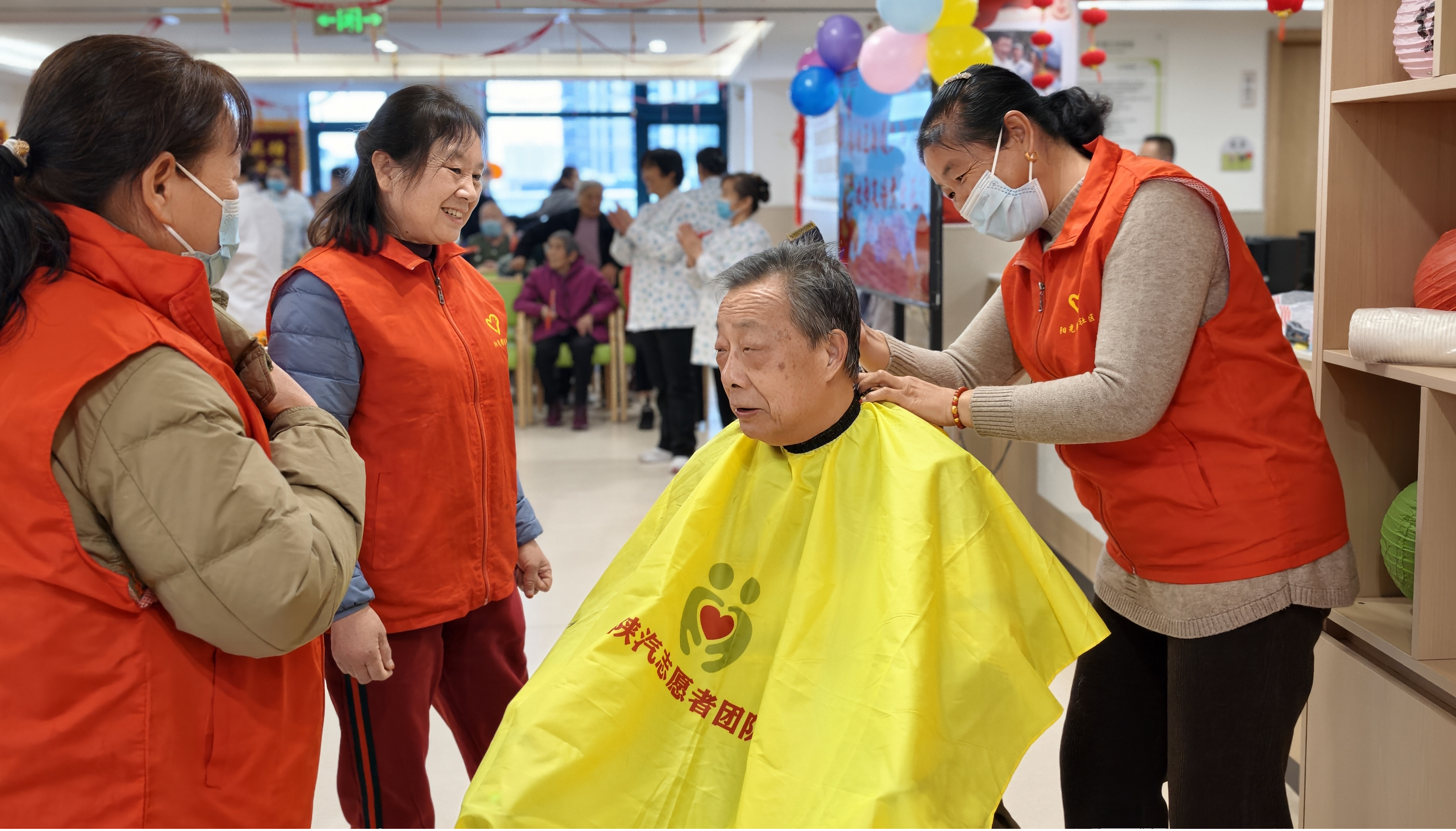 经开区元旦温情行动:银龄志愿团队走进养老院送暖意